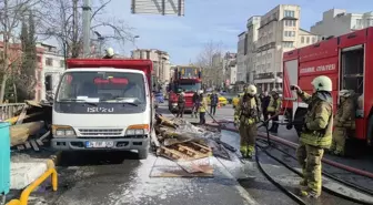 Beyoğlu'nda park halindeki kamyonette çıkan yangın söndürüldü