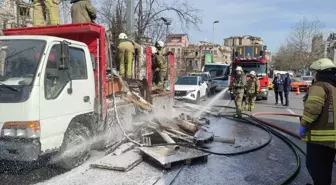 Beyoğlu'nda park halindeki palet yüklü kamyonette çıkan yangın söndürüldü