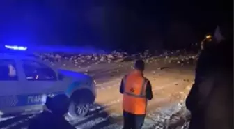 Artvin'de heyelan nedeniyle yol kapanması, AK Parti Milletvekili Faruk Çelik yolda kaldı
