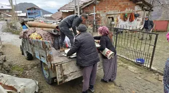 Niksar Sosyal Yardımlaşma Vakfı, Heyelan Sonucu Evlerini Terk Eden Vatandaşlara Yardım Etti