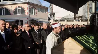 İstanbul Beylikdüzü'nde metrobüs kazasında hayatını kaybeden sürücü toprağa verildi