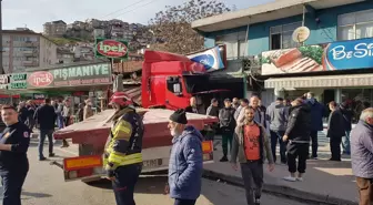 İzmit'te tır çay ocağına çarptı: 4 yaralı