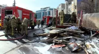 Beyoğlu'nda Kamyonet Yangını