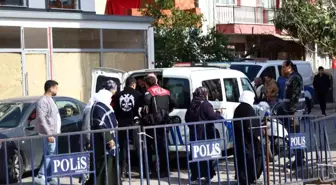 Turgutluspor-Karşıyaka Maçı Öncesi Arbede: 1 Polis Yaralandı, 2 Taraftar Gözaltına Alındı