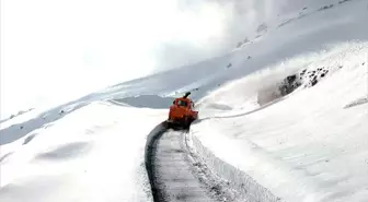 Şırnak'ın Uludere ilçesindeki Tanin Geçidi'nde karlı yol temizlendi