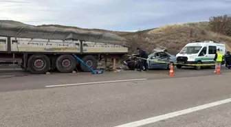 Ankara'da otomobilin tır dorsesine çarptığı kazada 2 kişi hayatını kaybetti