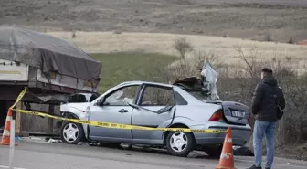 Ankara'da Otomobilin Tıra Çarpması Sonucu 2 Kişi Hayatını Kaybetti