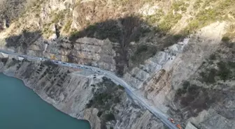 Artvin-Hopa kara yolunda heyelan ve kaya düşmesi sonucu ulaşım tek şeritten sağlanıyor