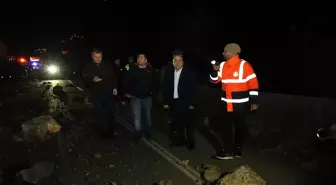 Artvin-Hopa kara yolunda heyelan ve kaya düşmesi sebebiyle ulaşım tek şeritten kontrollü sağlanıyor