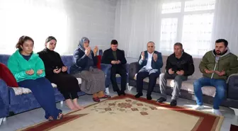 Artvin Valisi Cengiz Ünsal, çığ altında kalan iş makinesi operatörünün ailesine taziye ziyaretinde bulundu