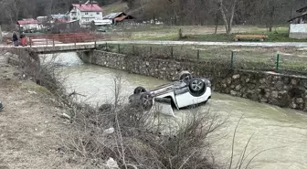 Bolu'da otomobilin Abant Deresi'ne devrilmesi sonucu 2'si çocuk 4 kişi yaralandı