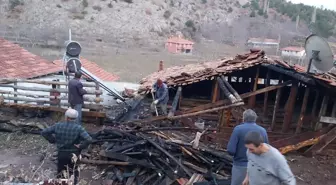 Çorum'un Dodurga ilçesinde çatısında yangın çıkan evde hasar oluştu