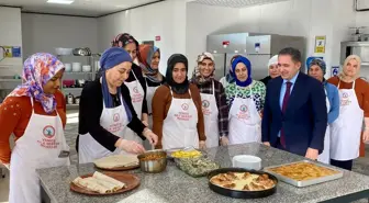 Kırşehir'de düzenlenen yemek kursunda kadınlara iş kurma imkanı sağlanıyor