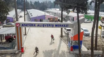 Hatay'da depremden etkilenen esnaf, prefabrik alışveriş merkezinde ticaretlerine devam ediyor