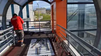 Lapseki Devlet Hastanesi önündeki yaya üst geçidine asansör yapılıyor