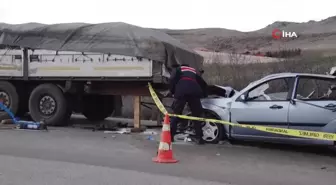 Otomobil, tır dorsesine çarptı: 2 ölü, 4 yaralı