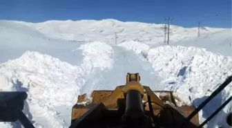 Van'ın Erciş ilçesinde tipi sonrası kapanan yol açıldı, içme suyu şebekesi onarılıyor