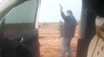 Adana Büyükşehir Belediyesi Özel Kalem Müdürü'nü tabanca ile vuran saldırganın havaya ateş ederken görüntüsü ortaya çıktı