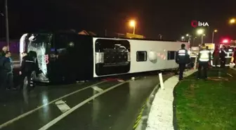 Balıkesir'de döner kavşağa hızlı giren otobüs devrildi: 1 ölü, 1'i ağır 20 yaralı