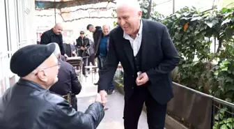 Efeler Belediye Başkanı Mehmet Fatih Atay, vatandaşların ihtiyaç ve beklentilerini dinliyor