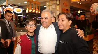 Başkan Büyükkılıç, Kayseri'deki AVM'de esnafı ziyaret etti