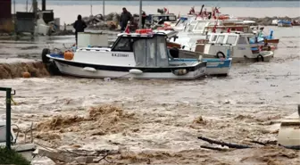 Çanakkale'yi vuran sağanak Kepez Çayı'nı taşırdı, kentte motosiklet ve motokuryelerin trafiğe çıkışı yasaklandı