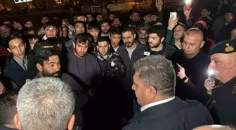 Düzce'de kontrolsüz kavşakta meydana gelen kazada 5 kişi yaralandı, mahalle sakinleri yolu trafiğe kapattı