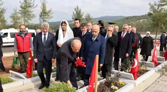 KKTC Cumhurbaşkanı Ersin Tatar, Kahramanmaraş'taki depremde hayatını kaybedenlerin mezarlarını ziyaret etti