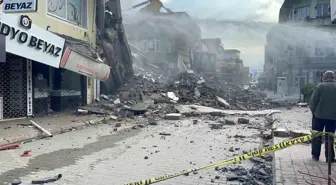 Depremin vurduğu Osmaniye'de ağır hasarlı binaların kontrollü yıkımı devam ediyor