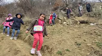 Tokat'ın Niksar ilçesinde heyelan nedeniyle ulaşım felç oldu