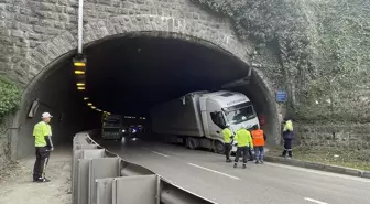 Trabzon'da tır tünel duvarına çarptı, sürücü yaralandı