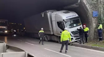 Trabzon'da tırın tünel duvarına çarpması sonucu sürücü yaralandı