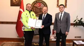Kastamonu Valisi, Kalp Krizi Geçiren Vatandaşı Hayata Döndüren Polislere Başarı Belgesi Takdim Etti