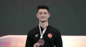 Uşak Valisi Turan Ergün, dereceye giren karate sporcusunu ve antrenörünü tebrik etti