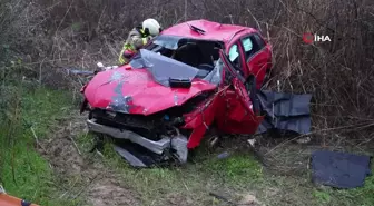 Yağış nedeniyle kayganlaşan yoldan çıkarak taklalar atan otomobilin sürücüsü hayatını kaybetti