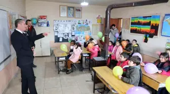Ağrı Müftülüğü ve TDV, Doğutepe köyündeki öğrencilere kışlık eldiven, atkı ve bere dağıttı