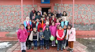 Ağrı'daki İlkokul Öğrencilerine Kışlık Giysiler Dağıtıldı
