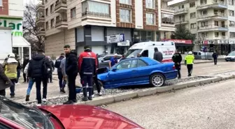 Çubuk'ta kafa kafaya çarpışan otomobillerde 5 kişi yaralandı