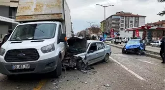 Çubuk'ta kafa kafaya çarpışan otomobillerde 5 kişi yaralandı