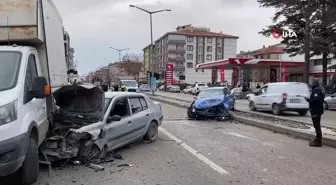 Ankara'da zincirleme trafik kazası: Araçlardan biri park halindeki kamyonun altına girdi: 5 yaralı