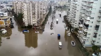 Antalya'da Sağanak Yağış: Evleri Su İçerisinde Kalan Çift Pencereden İçeri Girdi