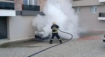 Bolu'da park halindeki otomobilde çıkan yangın söndürüldü