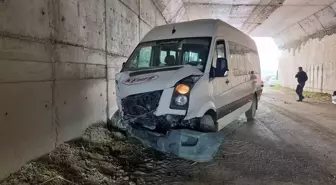 Burdur'da öğrenci servisi ile otomobil çarpıştı: 11'i öğrenci 14 kişi yaralandı