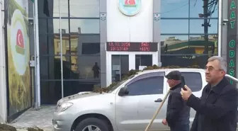 Çiftçi, Ziraat Odası önüne hayvan gübresi döktü