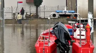 Antalya'da Sağanak Sonrası Evleri Su Basan Vatandaşlar Üst Kattaki Komşularına Çıkarak Boğulma Tehlikesini Atlattı