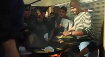 Gazze'de enkaza dönen restoranın çalışanları tezgah açarak hizmet vermeye devam ediyor