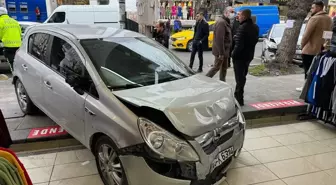 Güngören'de Kontrolden Çıkan Otomobil 5 Araça Çarptı