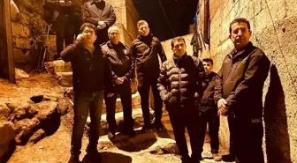 Birecik Kaymakamı, çöken binanın enkazında kalan şahsı kurtarma çalışmasını takip etti