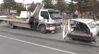 KAYSERİ'de, iki otomobilin çarpıştığı kazada, 3 kişi yaralandı