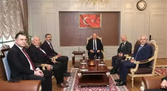 KKTC Cumhurbaşkanı Ersin Tatar Adıyaman'daki İsias Otel enkazında incelemelerde bulundu